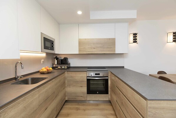 Refrigerador, microondas, horno y parrilla de estufa 