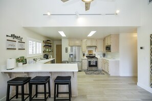 冷蔵庫、電子レンジ、オーブン、コンロ