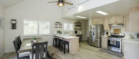 Kjøleskap, mikrobølgeovn, ovn og kokeplater