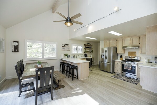 冷蔵庫、電子レンジ、オーブン、コンロ