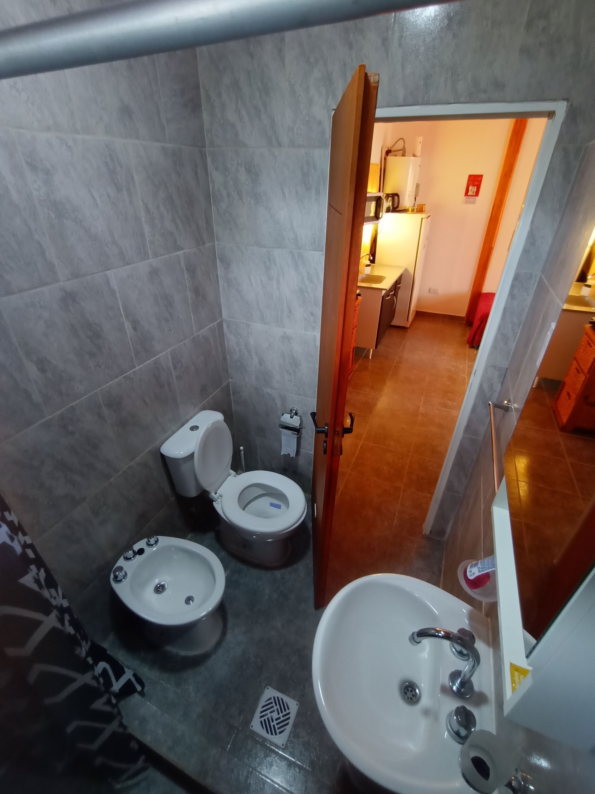 Hiustenkuivaaja, pyyhkeet, vessapaperi