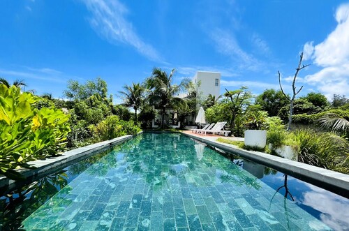 Hồ Lân Retreat - Beachfront Villa 4BRS with Private Pool