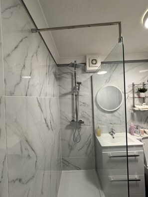 Shower, towels - Stunning 2-Bed Apartment in Gosport (Gosport)