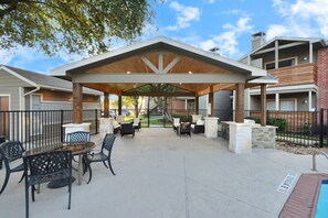 Outdoor dining - 5 MINUTES TO MD ANDERSON HOSPITAL/NRG AND FREE PARKING (Houston)