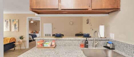 Een koelkast, een microgolfoven, een oven, een kookplaat