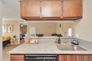 Fridge, microwave, oven, stovetop - 5 MINUTES TO MD ANDERSON HOSPITAL/NRG AND FREE PARKING (Houston)