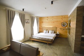 Minibar, meja kerja, dan setrika/meja setrika