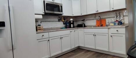 Refrigerador, microondas, parrilla de estufa y cafetera y tetera