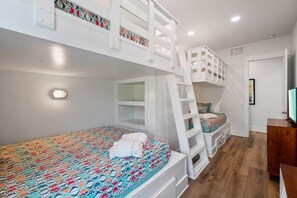 4 habitaciones, escritorio y tabla de planchar con plancha 