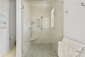 Douche, sèche-cheveux, serviettes fournies