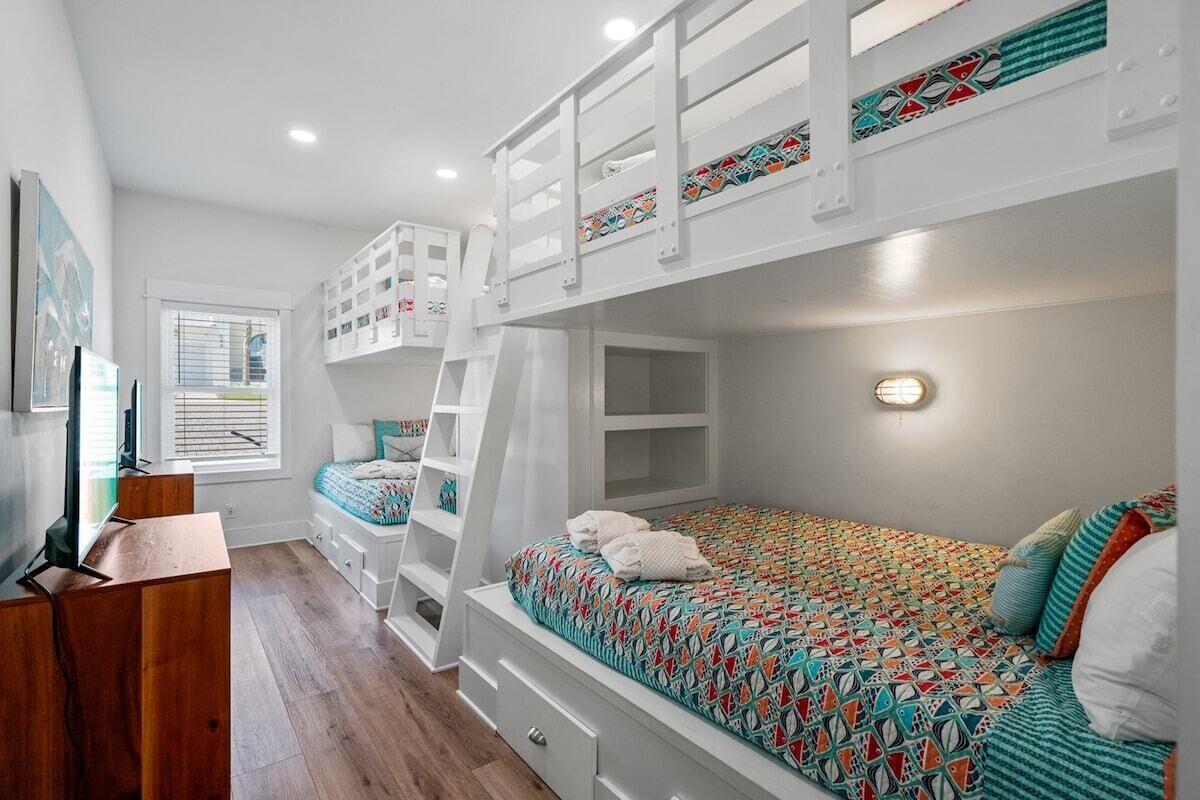 4 bedrooms, desk, iron/ironing board, travel cot