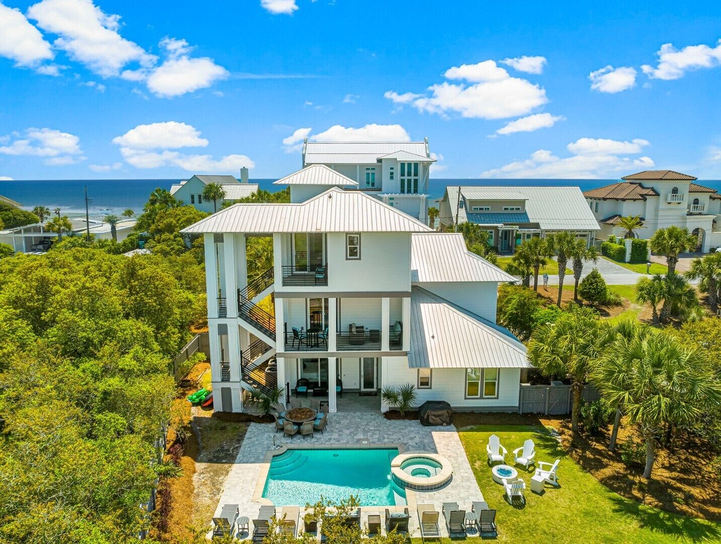 2 min. Walk To The Beach ~ Private Heated Pool ~ 4 Bikes