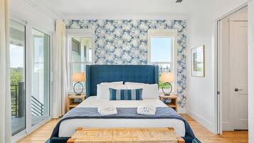 4 habitaciones, escritorio y tabla de planchar con plancha