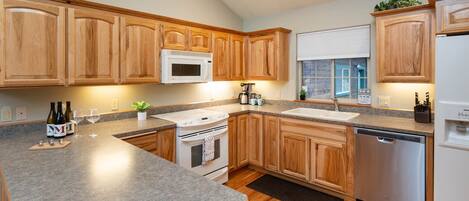 冷蔵庫、電子レンジ、オーブン、コンロ