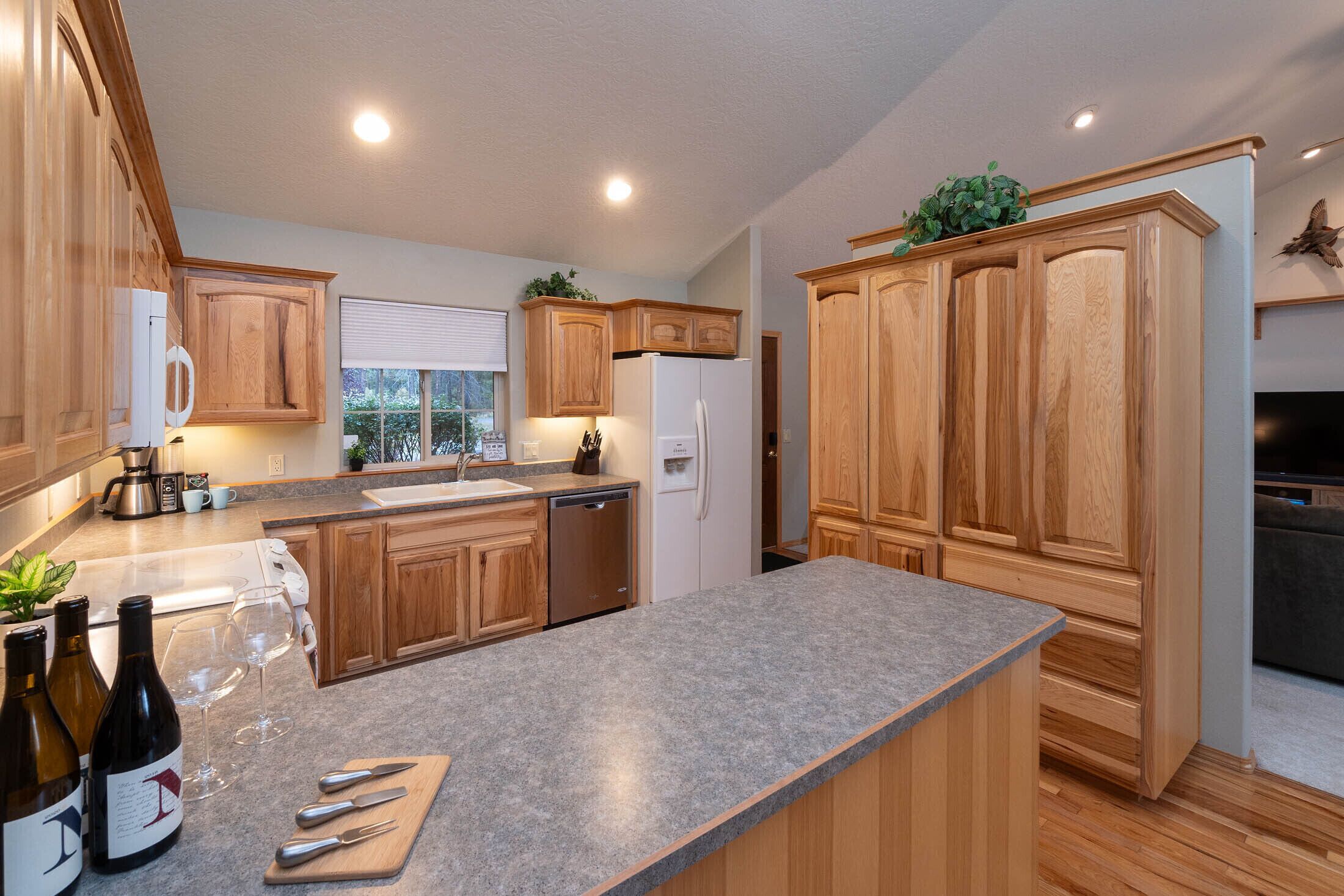 Jääkaappi, mikroaaltouuni, uuni, liesi