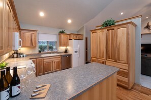 Jääkaappi, mikroaaltouuni, uuni, liesi