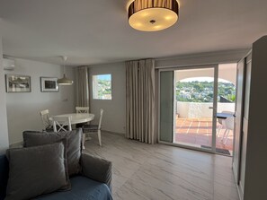 Flat-screen TV - Meerblick, Apartment in Villa mit Terrasse, Garten, Pool und Kostenlosen Wlan (Benissa)