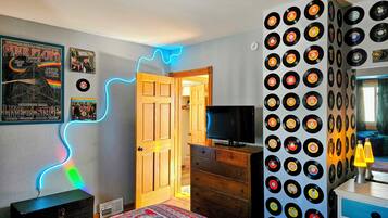 2 Schlafzimmer, Schreibtisch, Bügeleisen/Bügelbrett, Reisekinderbett