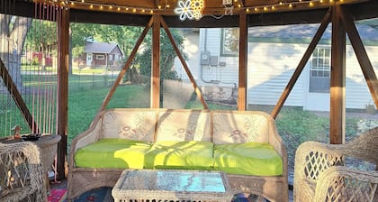 Nostalgic Retro Cottage, Blocks Away from Mississippi River. Full Fenced in Yard