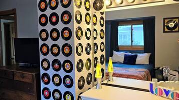 2 habitaciones, escritorio y tabla de planchar con plancha