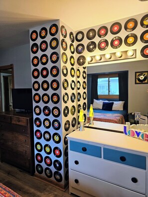 2 bedrooms, desk, iron/ironing board, travel crib - Nostalgic Retro Cottage, Blocks Away from Mississippi River. Full Fenced in Yard (La Crosse)