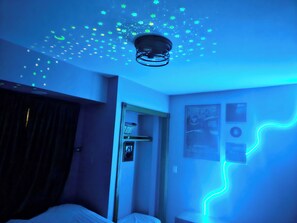 2 makuuhuonetta, työpöytä, silitysrauta/-lauta, vauvan matkasänky