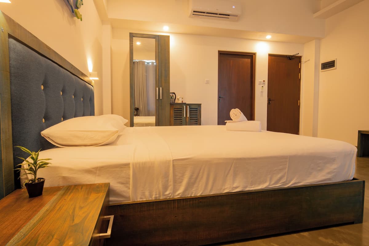 Iron/ironing board, free WiFi, bed sheets