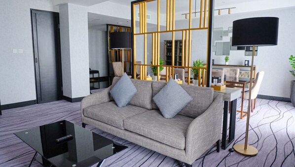 Grand Double Room | Living room | 42-inch Smart TV with cable channels, pay movies - Grand Swiss-Belhotel Darmo (Surabaya)