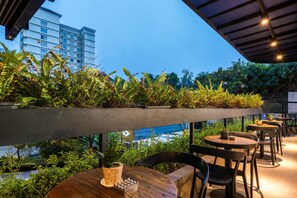 Outdoor dining - Grand Swiss-Belhotel Darmo (Surabaya)