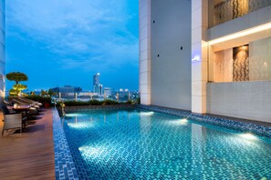 Indoor pool, outdoor pool - Grand Swiss-Belhotel Darmo (Surabaya)