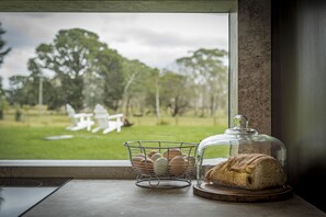 Villa de lujo | Cocina privada | Frigorífico grande, microondas, horno y placa de cocina