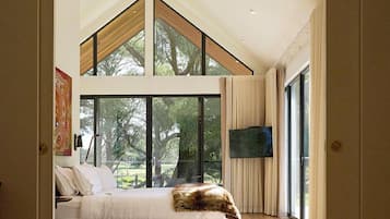 Luxury Villa | Premium bedding, individually decorated, individually furnished, desk