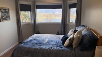 2 dormitorios, tabla de planchar con plancha, cuna de viaje