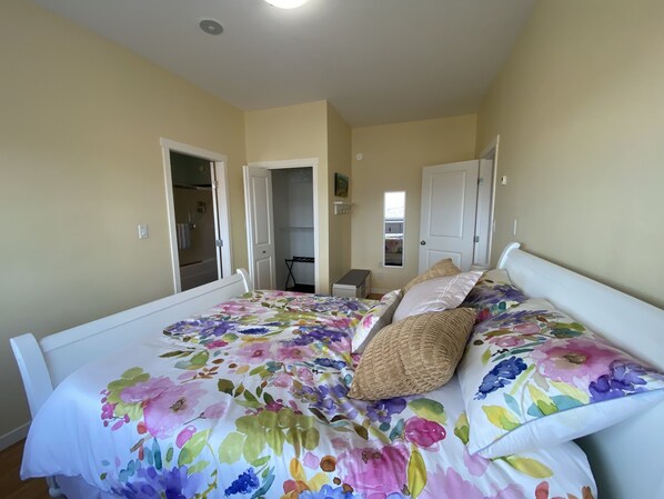 2 bedrooms, iron/ironing board, travel cot, free WiFi