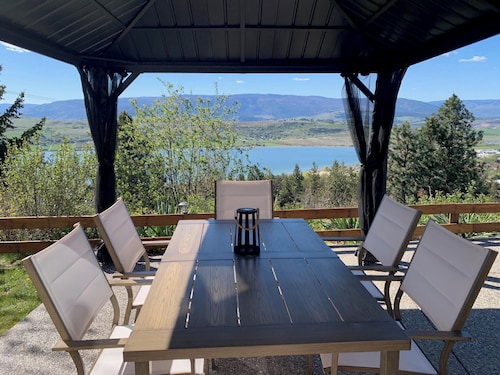 Rural retreat overlooking Swan Lake w/artist studio on site