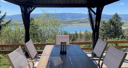 Rural retreat overlooking Swan Lake w/artist studio on site