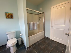 Bruser, miljøvenlige toiletartikler, hårtørrer, håndklæder