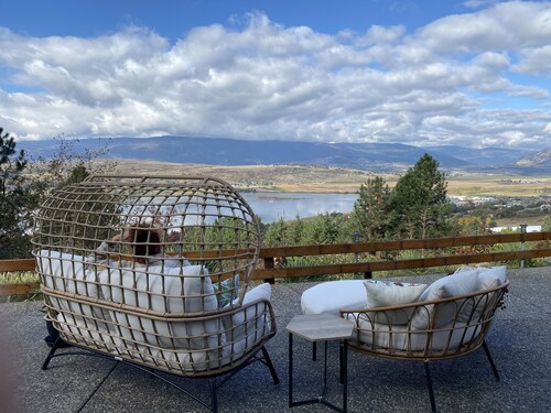 Rural retreat overlooking Swan Lake w/artist studio on site