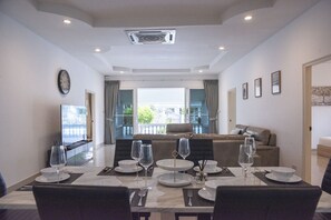 Deluxe Villa | Living area