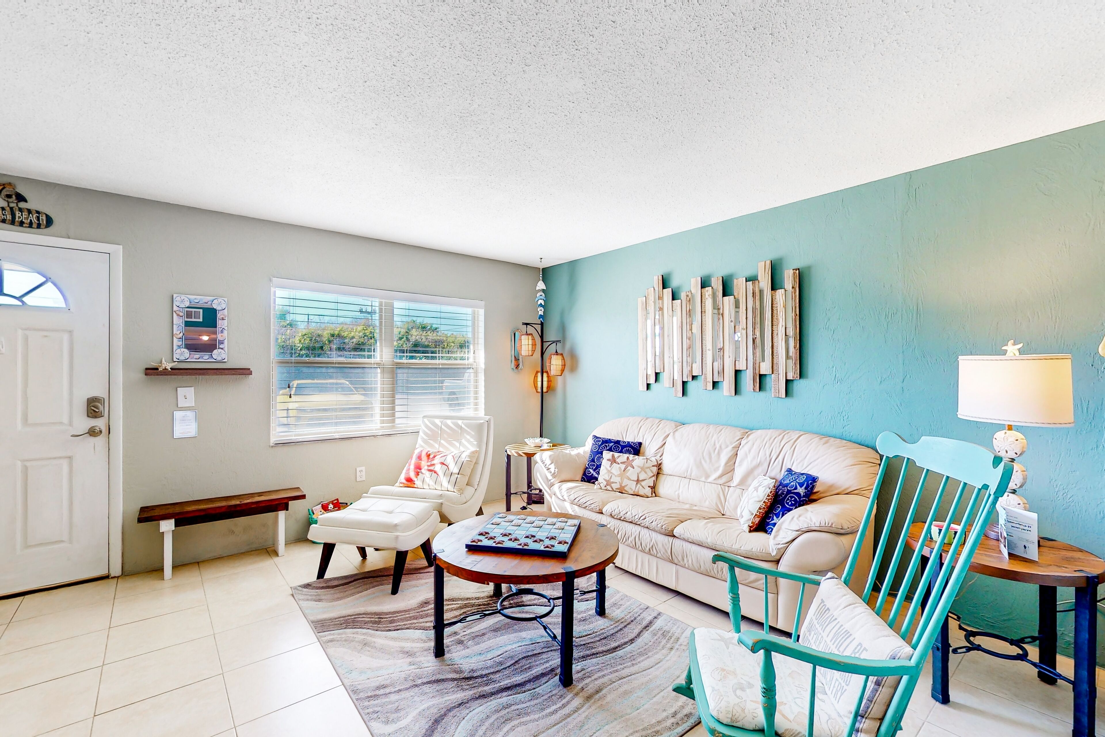 Charming condo with a full kitchen - just steps from the beach