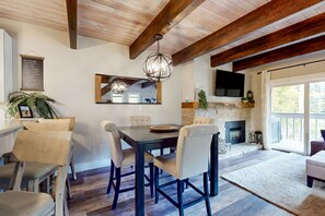 Dining - Beautifully remodeled condo on Sandstone Creek, walk to free Vail shuttle (Vail)