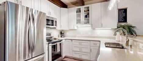 Refrigerador, microondas, horno, placa de cocina