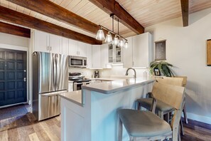 Een koelkast, een magnetron, een oven, een kookplaat