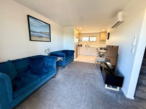 TV - Enjoy ocean views from your private balcony. Peaceful retreat to relax.. (Christchurch)