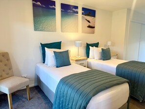 2 bedrooms, free WiFi - Enjoy ocean views from your private balcony. Peaceful retreat to relax.. (Christchurch)