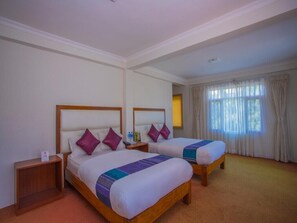 Escritorio, wifi gratis y ropa de cama