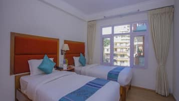 Habitación básica con 2 camas individuales, 2 camas individuales | Escritorio, wifi gratis, ropa de cama