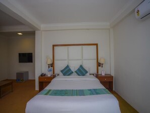 舒适双人房 | 办公桌、免费 WiFi、床单