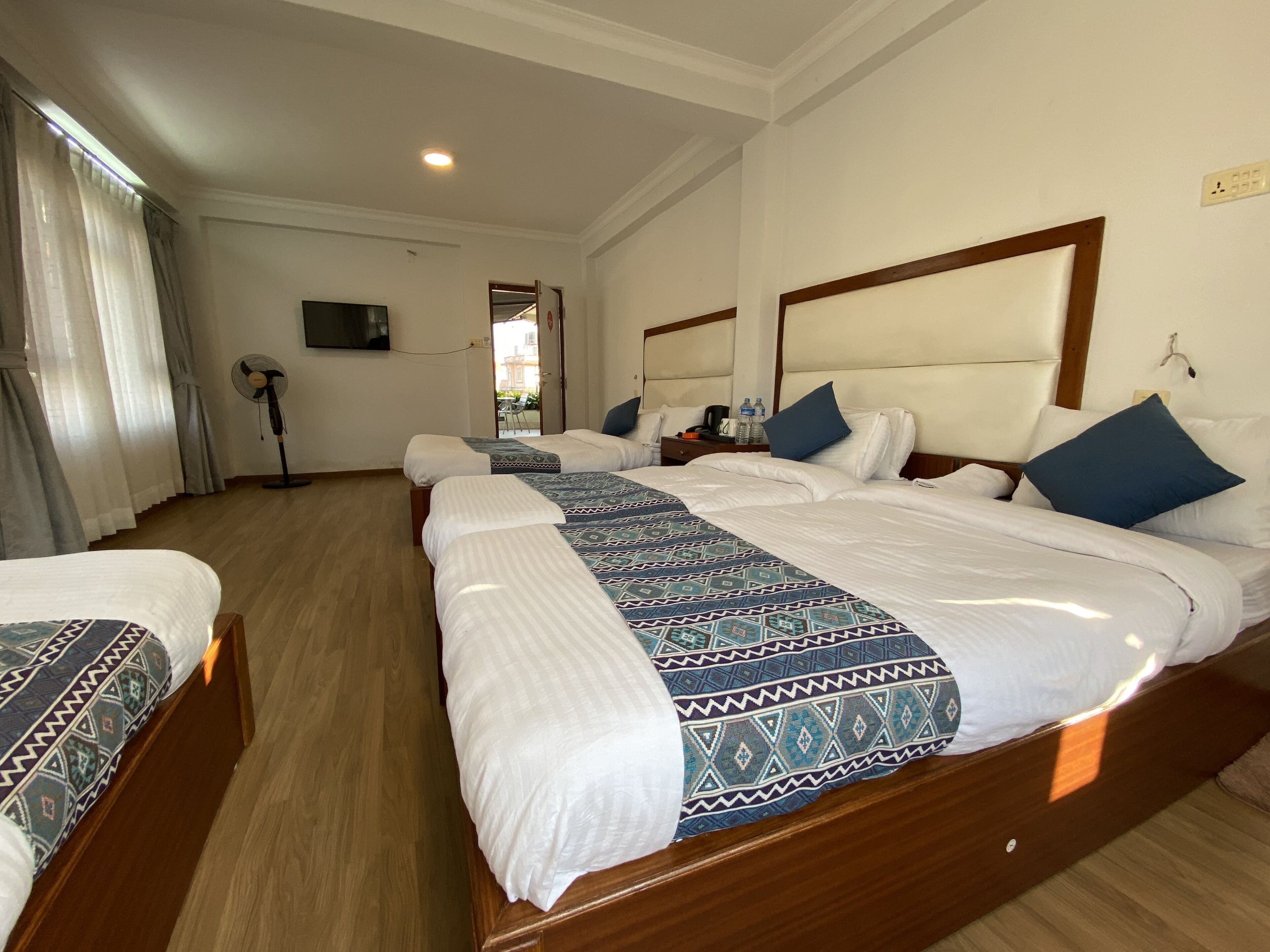 Neljän hengen perhehuone | Työpöytä, ilmainen Wi-Fi, vuodevaatteet