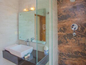Habitació doble Deluxe | Bany | Assecador de cabells, tovalloles, sabó i xampú 